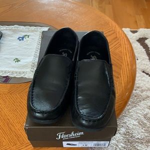 Florsheim 4M boys dress shoe. Like new. Black.